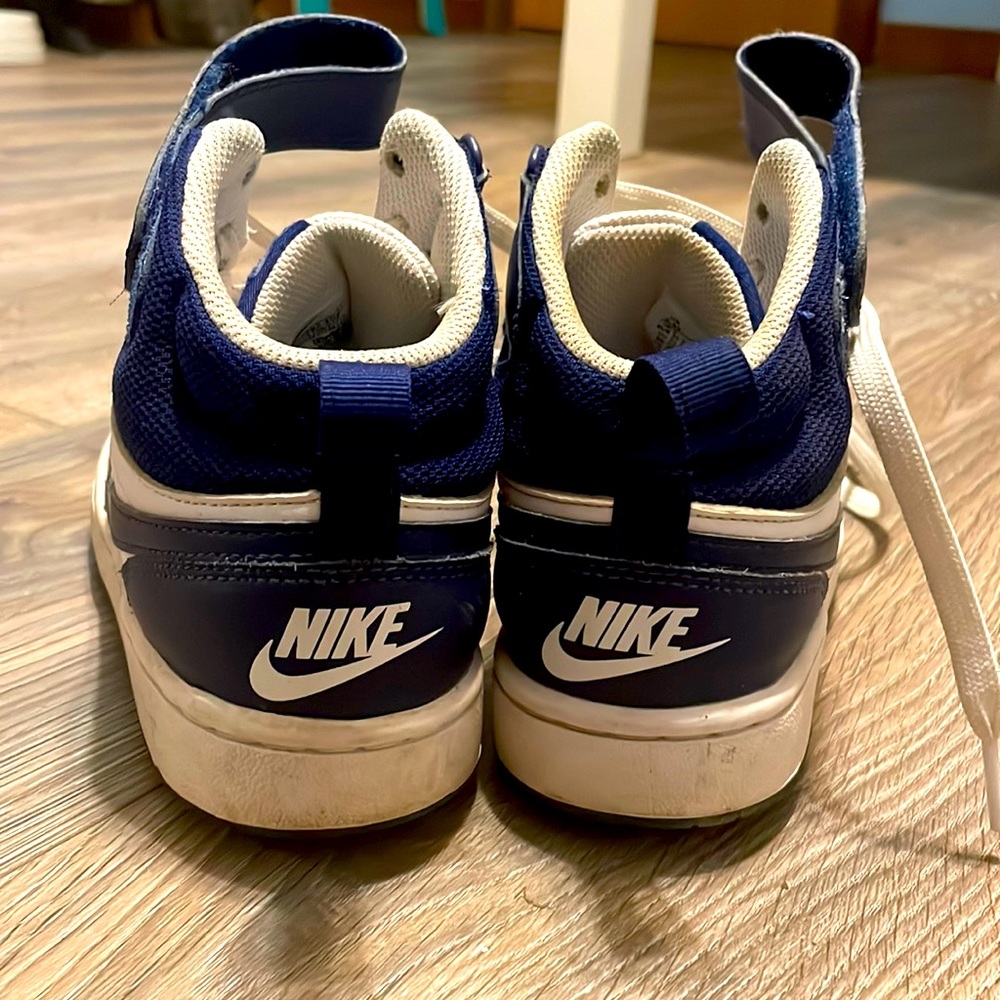 These are Nike kids 3.5 white and blue sneakers